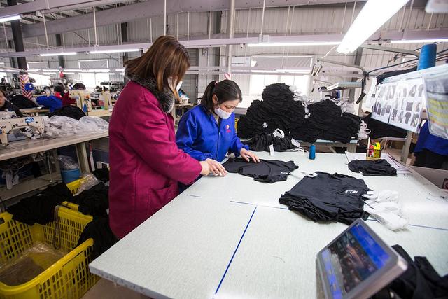 大姐組建5個班組，工人月工資可達6000元 臨時變身口罩工服裝廠復工復產紀實